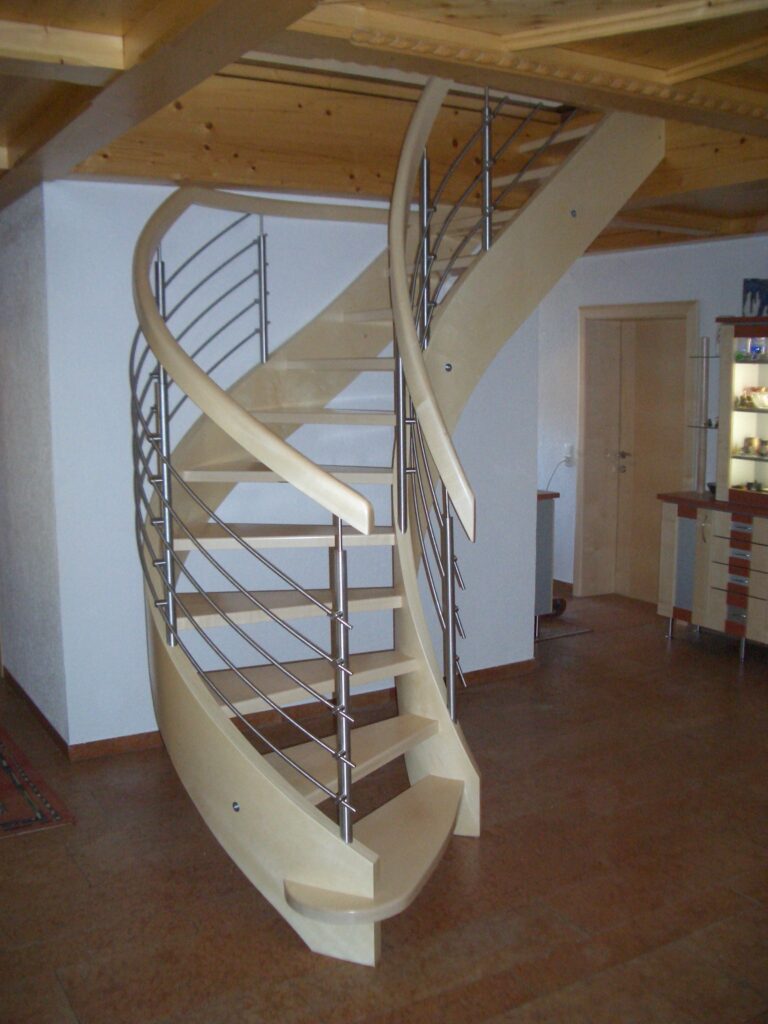 Bogentreppe aus Holz und Metall