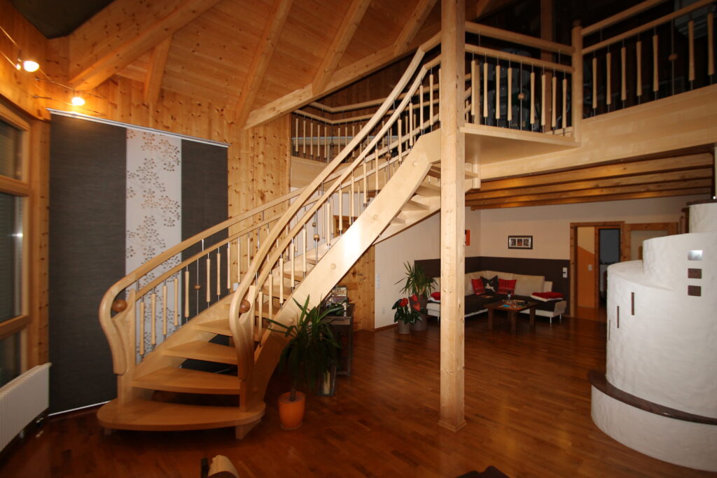 Bogentreppe aus Holz
